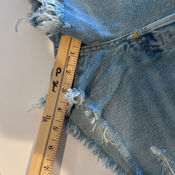 NWT AGOLDE Parke Vintage Cut-Off Denim Shorts
In Swapmeet Size 27 - Picture 8 of 8
